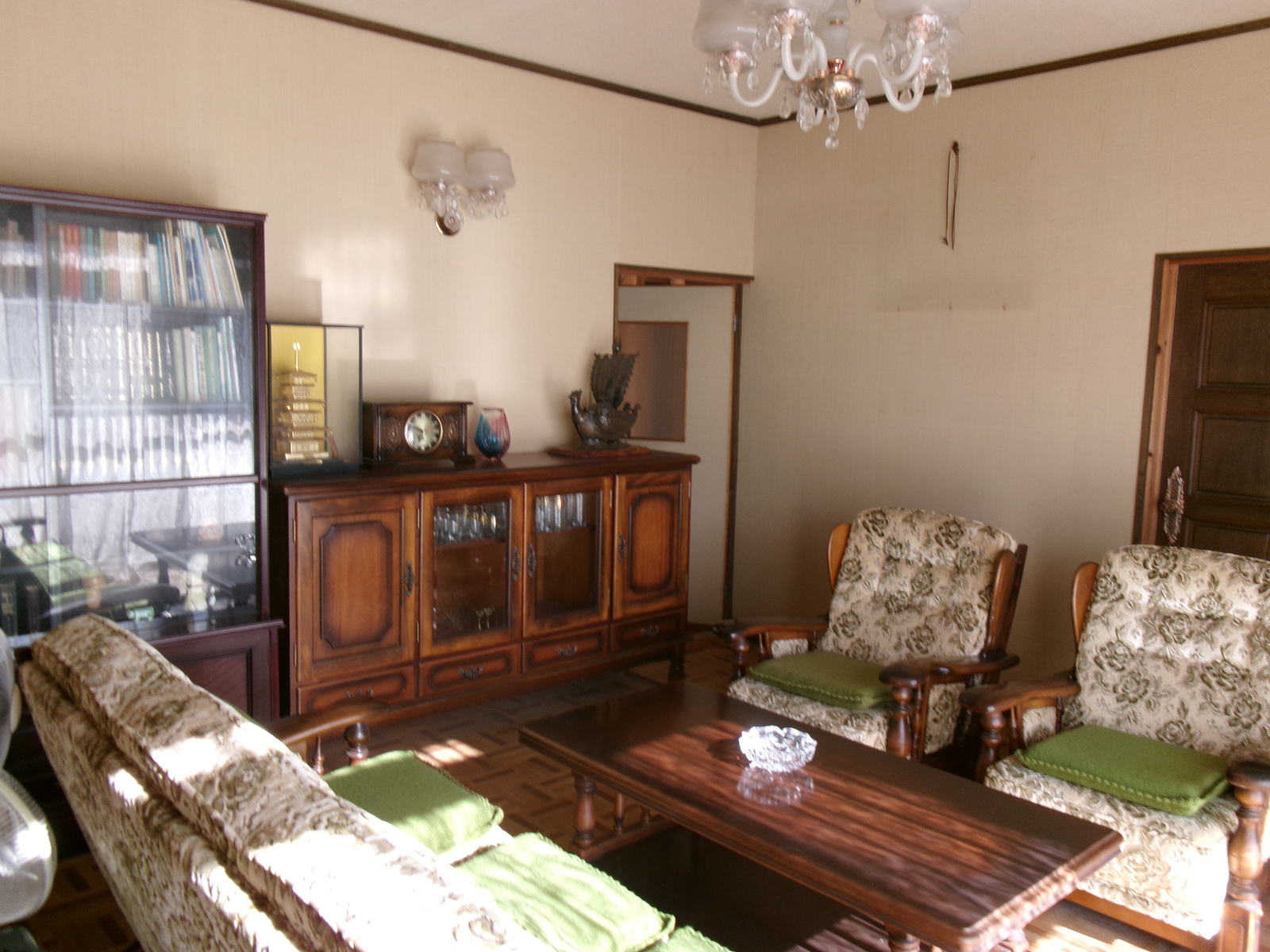 1970s house with storehouses in Hyogo
