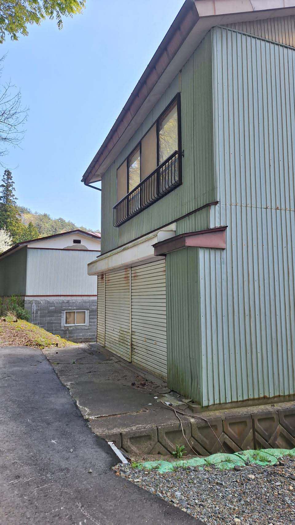 1960s wood house on a large plot in Iwate
