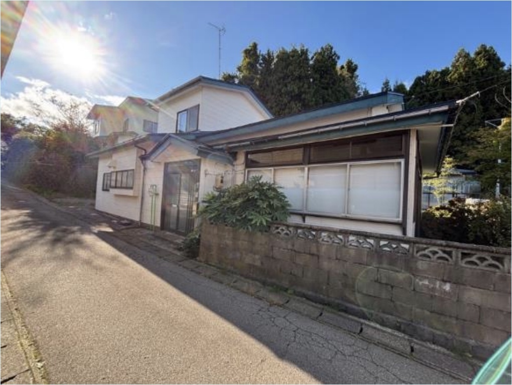 1950s wood house, 11-min walk to station, Akita
