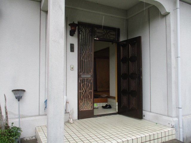 1990s concrete house in Hioki, Kagoshima