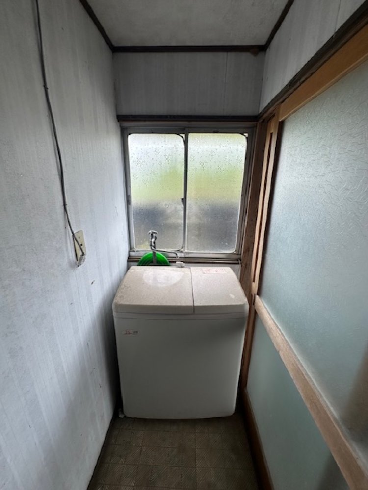Traditional-style tatami-room house with storage shed!