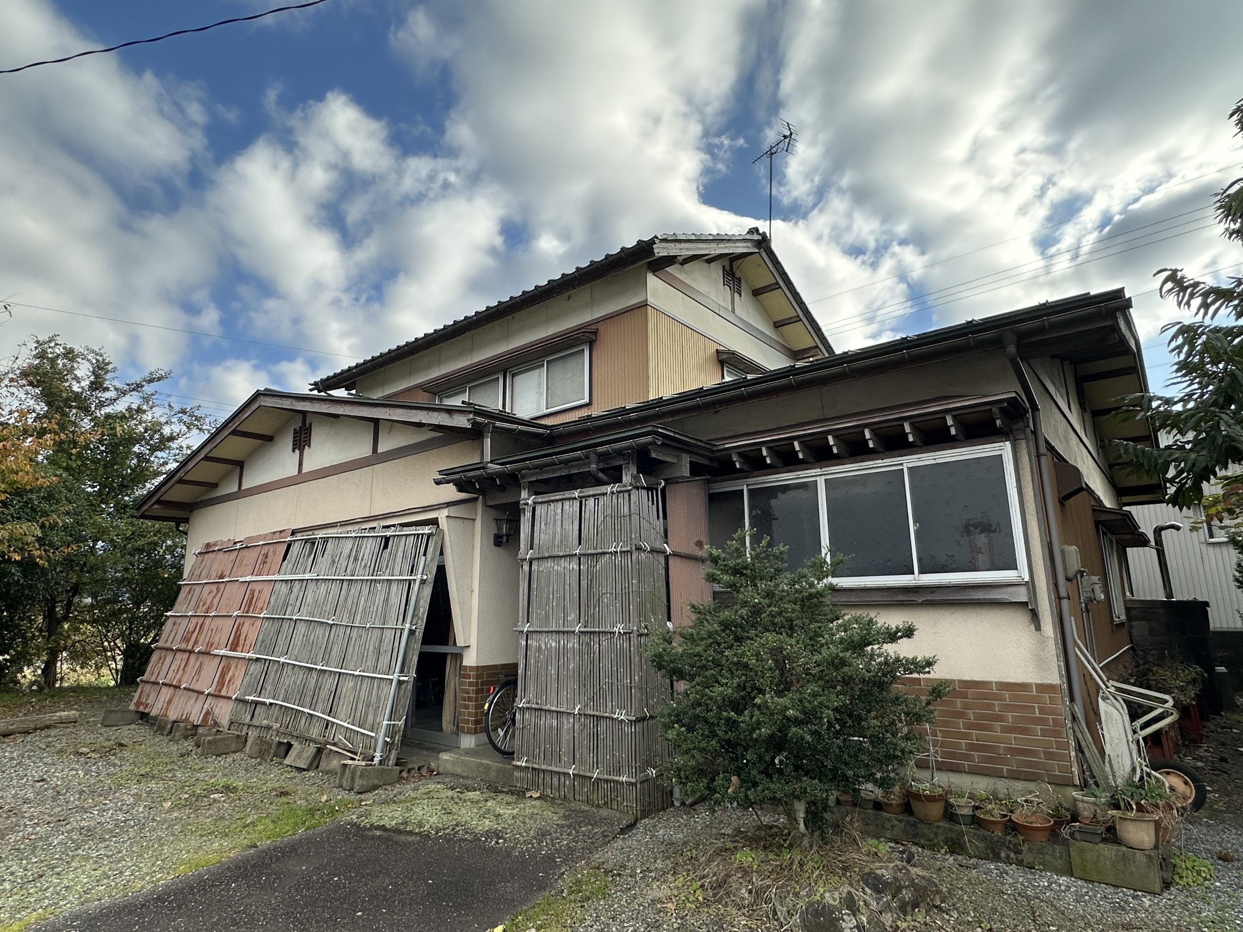 1970s wood house, 13-min walk to station, Fukui
