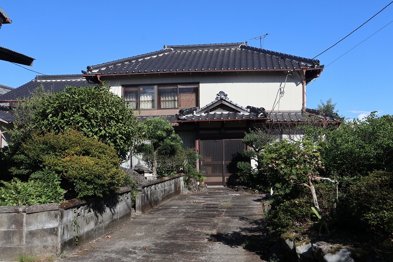 1920s wood house on a large plot in Saga