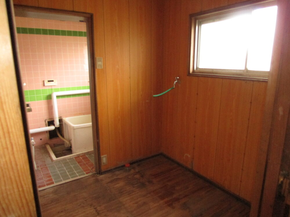 1980s wood house with outbuildings in Iwate