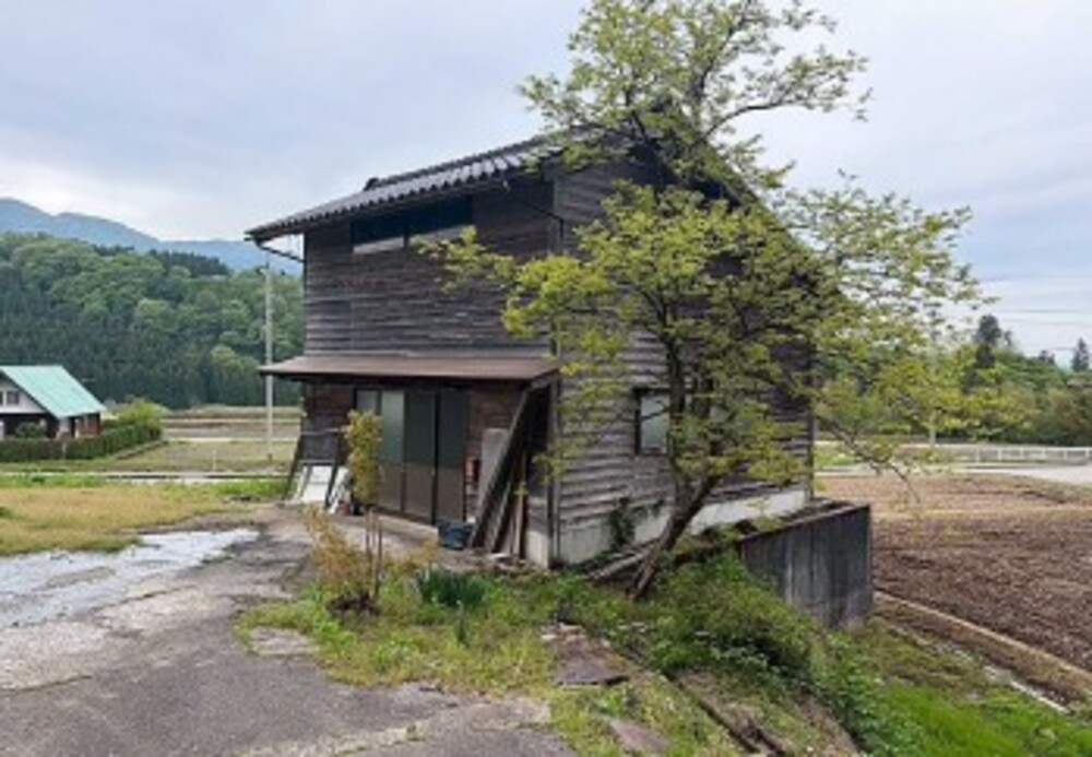 1960s wood house on a large plot in Toyama