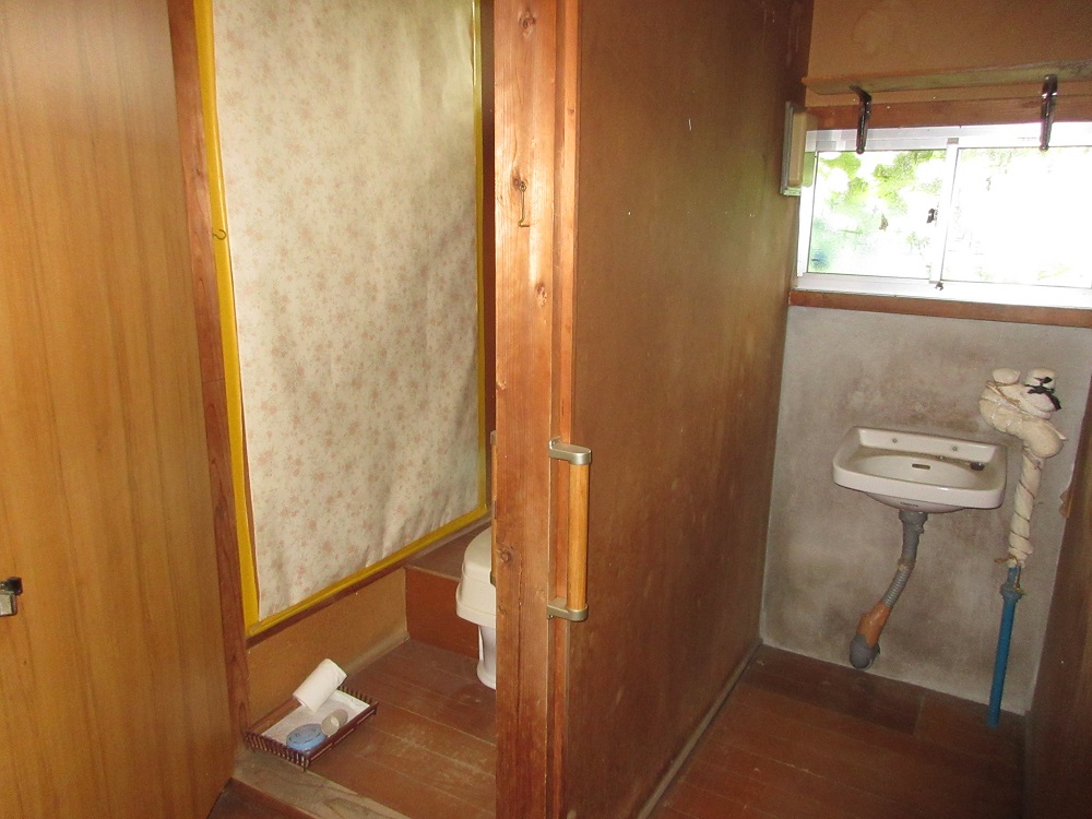 1960s wood house, 16-min walk to station, Iwate