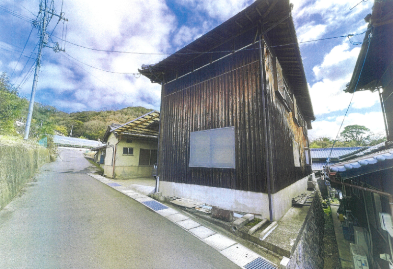 1950s wood house with outbuildings in Kagawa