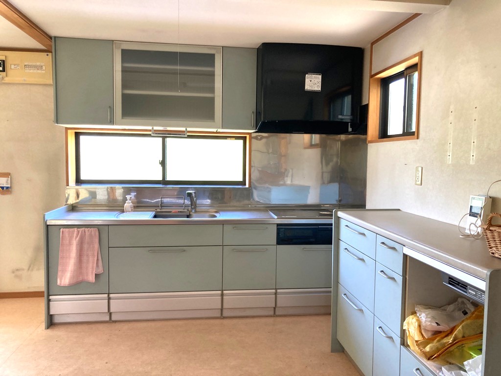 2-story residential building with many rooms on a south-facing open plot adjacent to a national highway. Suitable for dual-family housing or private lodging use.
