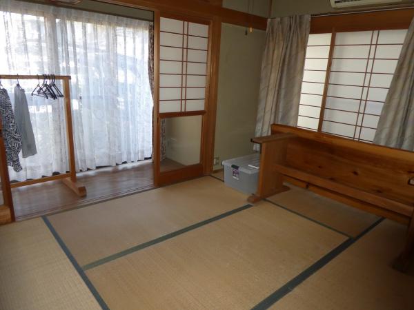 1990s wood house, 20-min walk to station, Ehime
