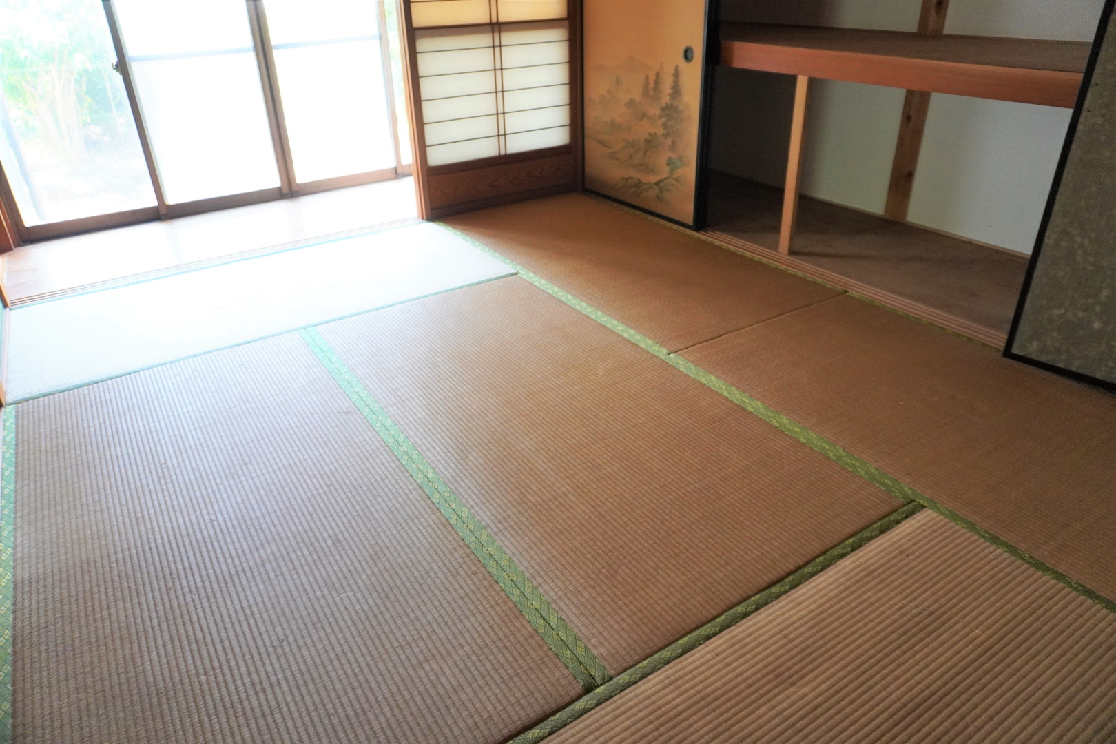Good natural lighting! Convenient location near the station in town, with good accessibility. Recommended for families!