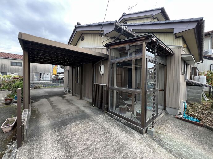 1990s wood house, 13-min walk to station, Toyama