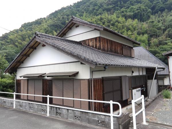 1970s wood house, 6-min walk to station, Ehime