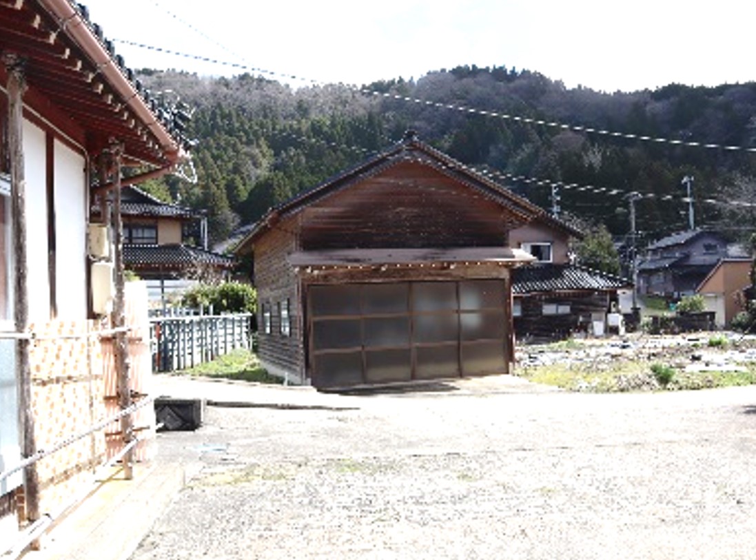 Property in a quiet rural hamlet with spacious grounds and adjacent field