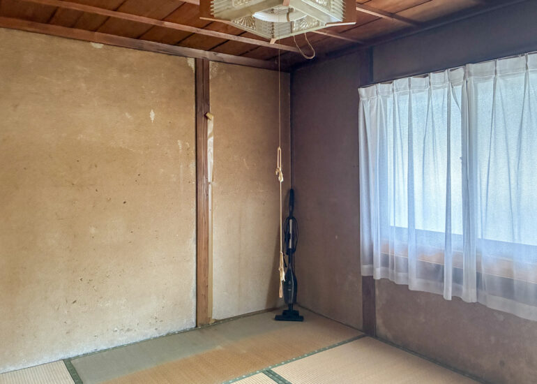 1960s wood house on a large plot in Matsusaka Kahada