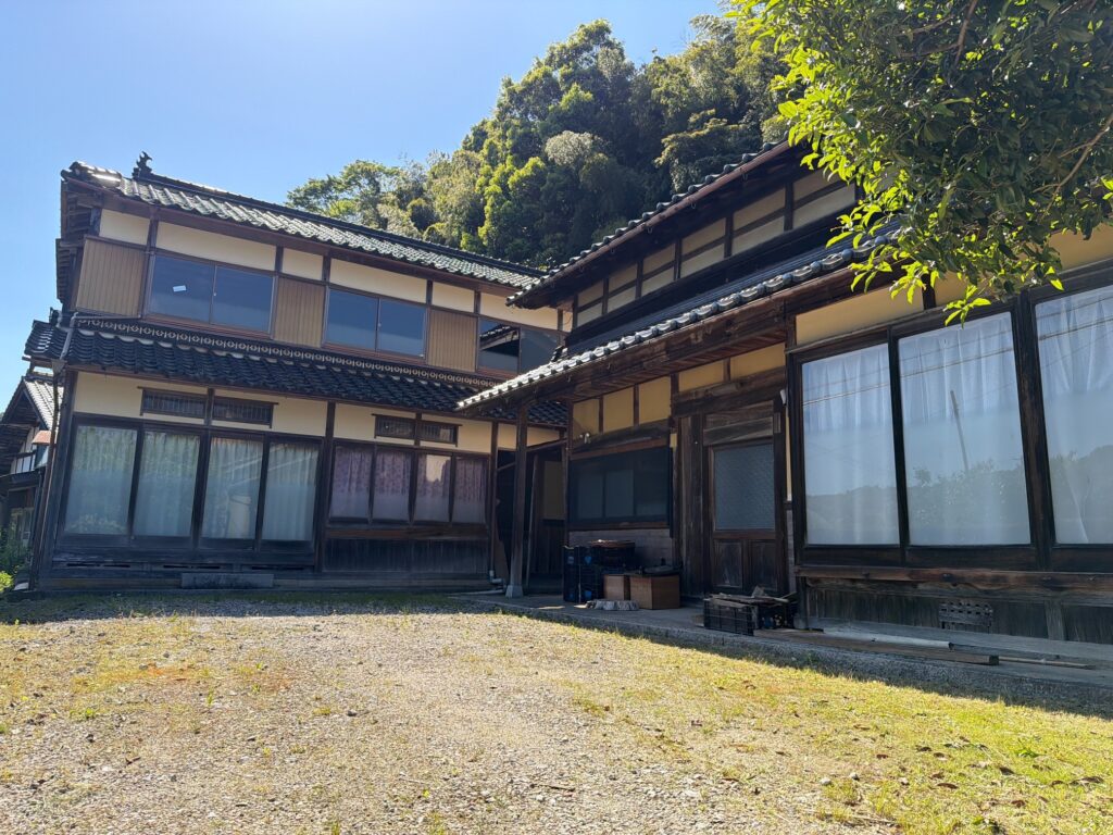 Wood house with storehouses in Omiya, Kyotango