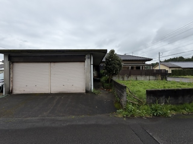 Wood house with outbuildings in Kawanabe, Minamikyushu