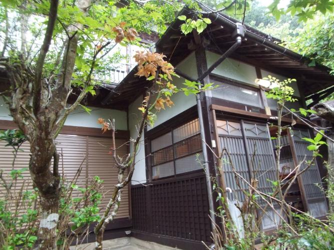 1950s wood house on a large plot in Tokyo
