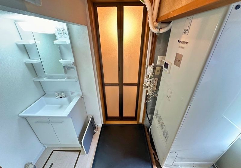 1970s wood house, 3-min walk to station, Hokkaido