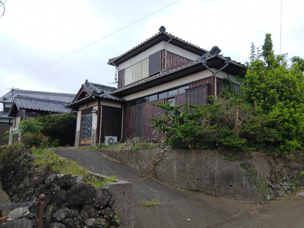 1980s wood house on a large plot in Nagasaki