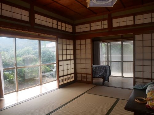 1970s wood house on a large plot in Hyogo