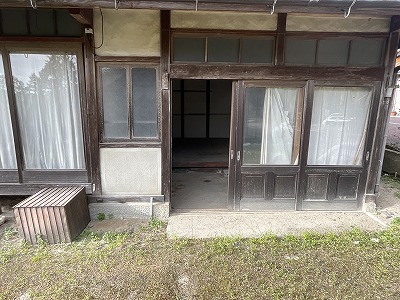A compact shop-and-residence with remnants of the former tatami-mat framing shop