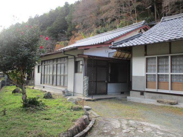 1980s wood house, 8-min walk to station, Ehime