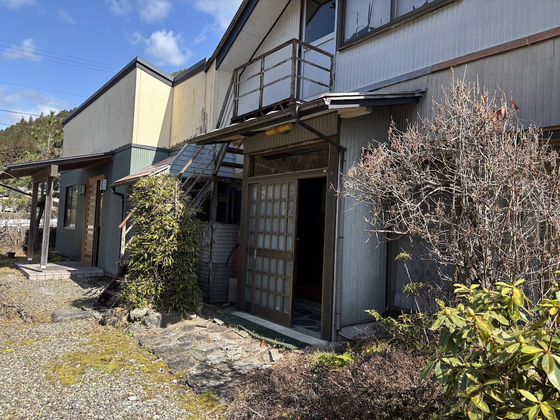 1980s wood house in Mino