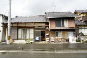 1970s wood house, 15-min walk to station, Ehime