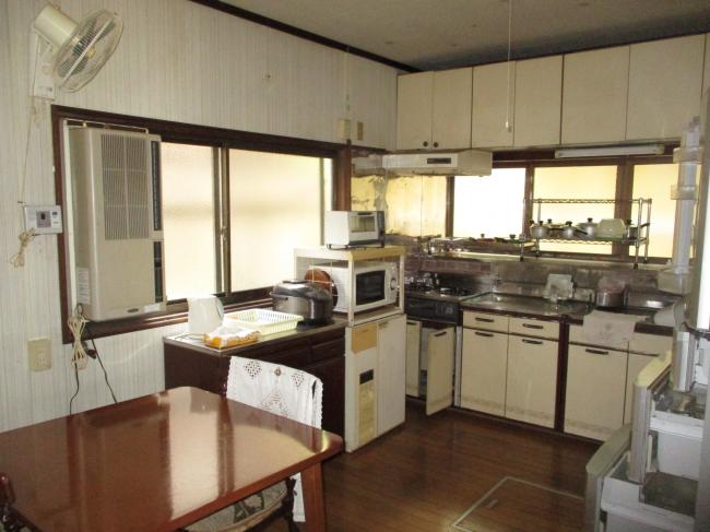 1970s wood house, 17-min walk to station, Okayama