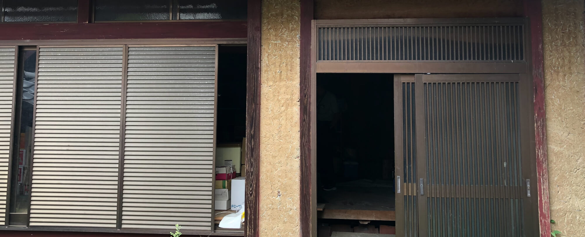 Wood house with storehouses in Shiga