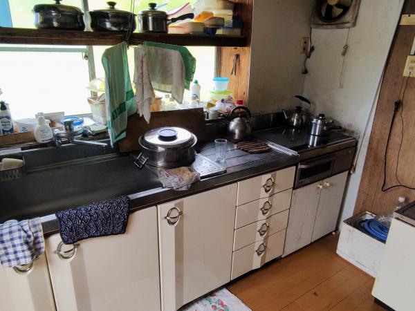 1980s wood house with storehouses in Oita