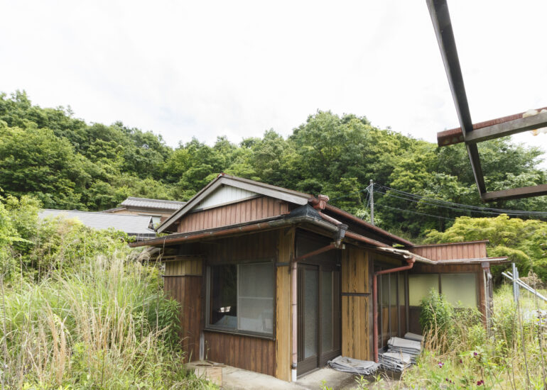 Wood house on a large plot in Matsusaka Kahada