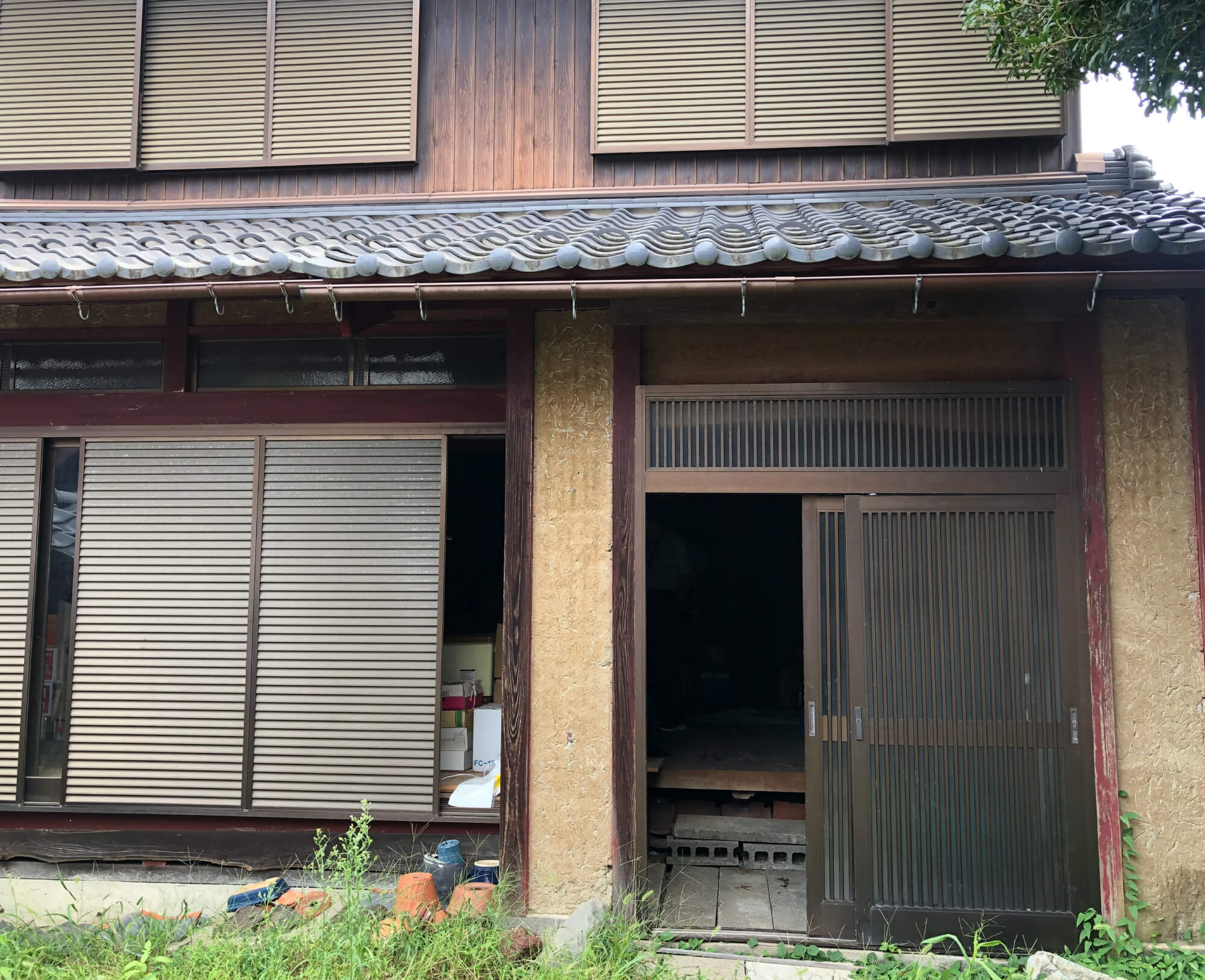 Wood house with storehouses in Shiga