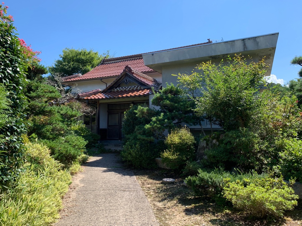 1960s wood house on a large plot in Tottori
