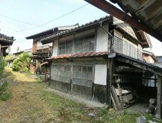 1960s wood house on a large plot in Niigata