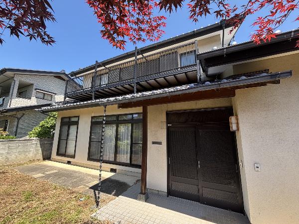 Beautifully preserved Japanese aesthetic that doesn't show its age; located in central Chikuma City.
