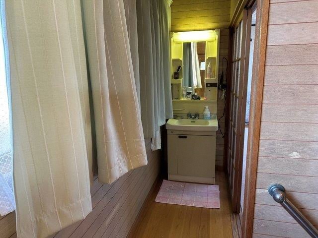 1980s wood house in Kochi