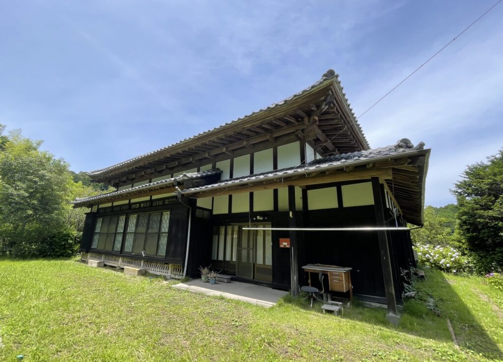 1940s wood house on a large plot in Chiba