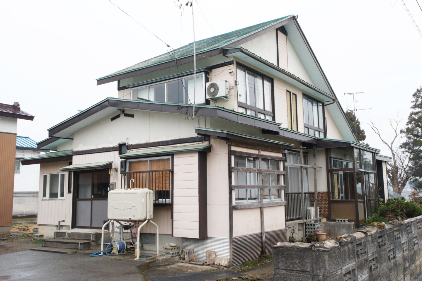 1970s wood house with storehouses in Yamagata