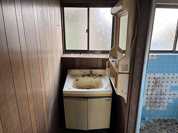 1970s wood house, 12-min walk to station, Iwate