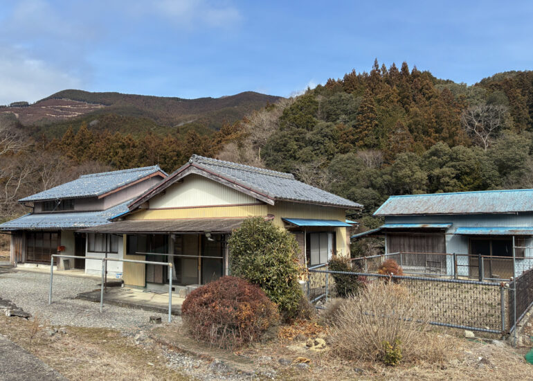 1960s wood house on a large plot in Matsusaka Kahada