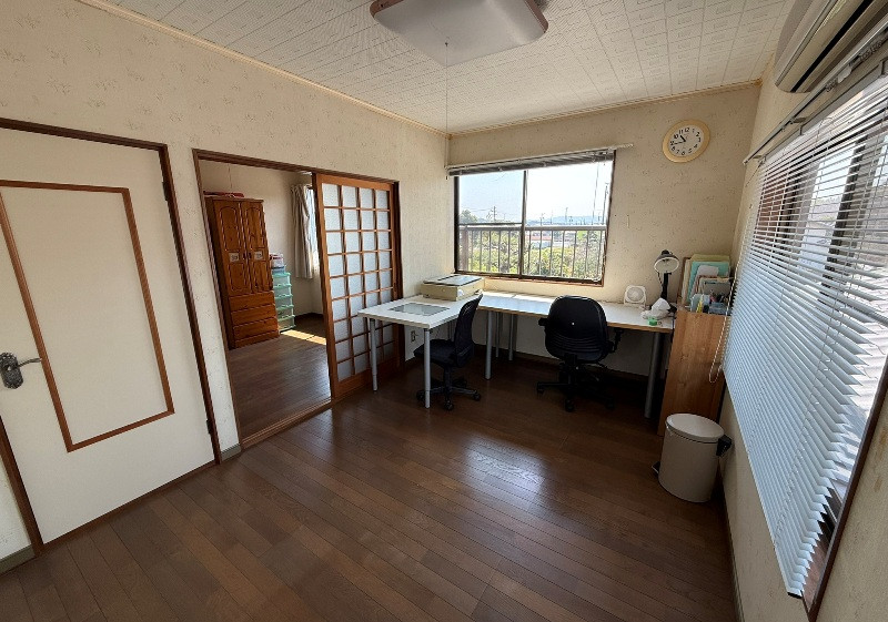 Farmland, office, and storage with spacious traditional home, for creative pursuits