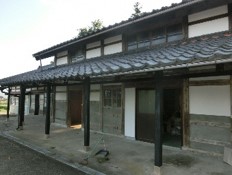 1970s wood house with storehouses in Niigata