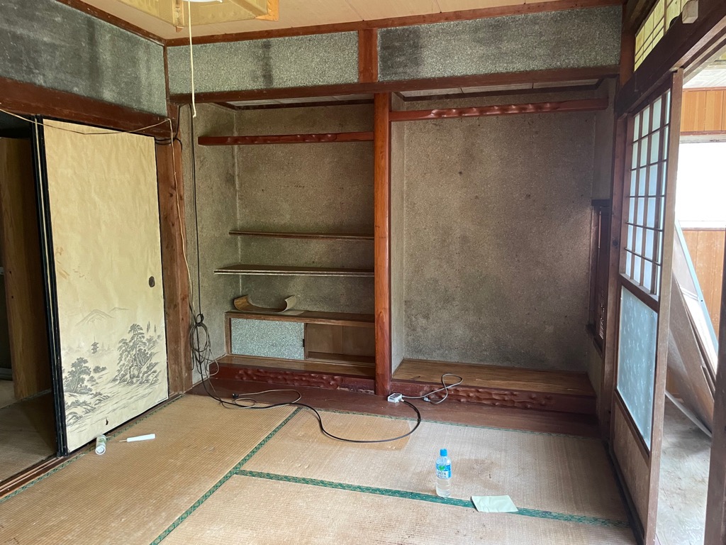 Wood house near the coast in Emuru, Tatsugo