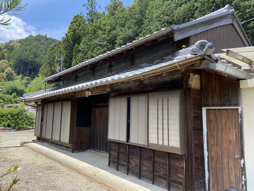 1960s wood house with storehouses in Mie