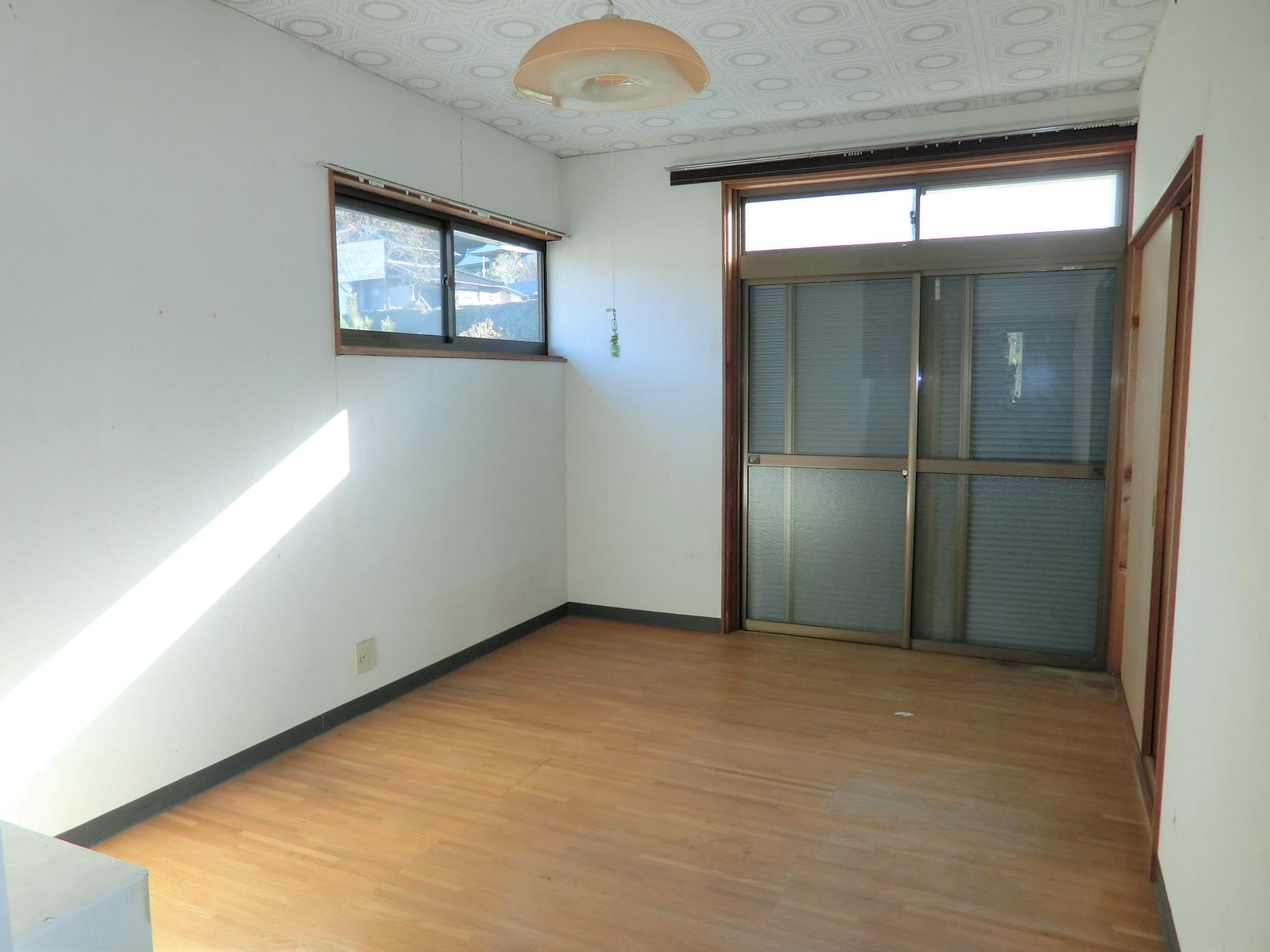 1970s wood house on a large plot in Fukuoka