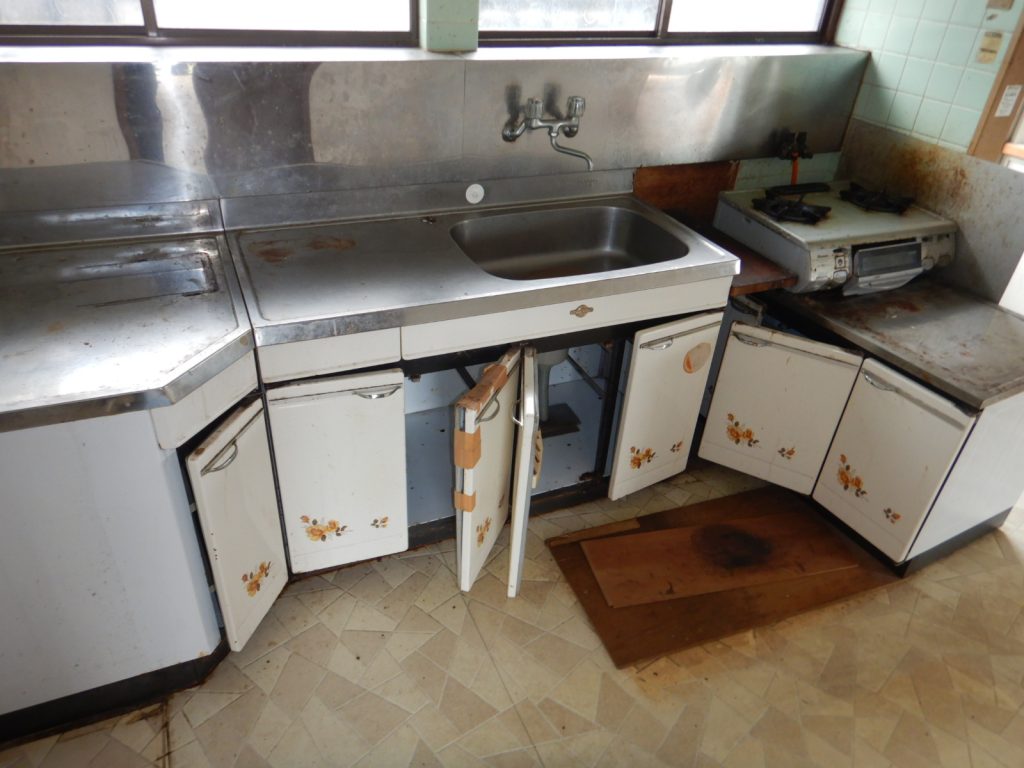 1970s wood house, 15-min walk to station, Ehime