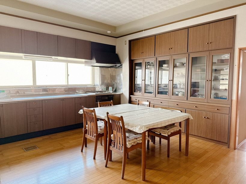 1990s wood house on a large plot in Aomori
