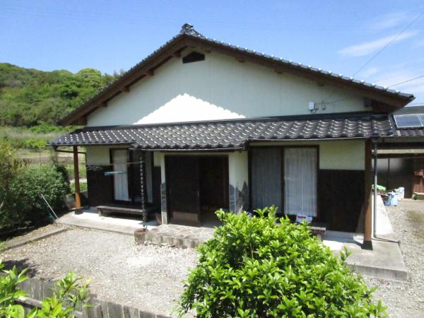2000s wood house with storehouses in Oita