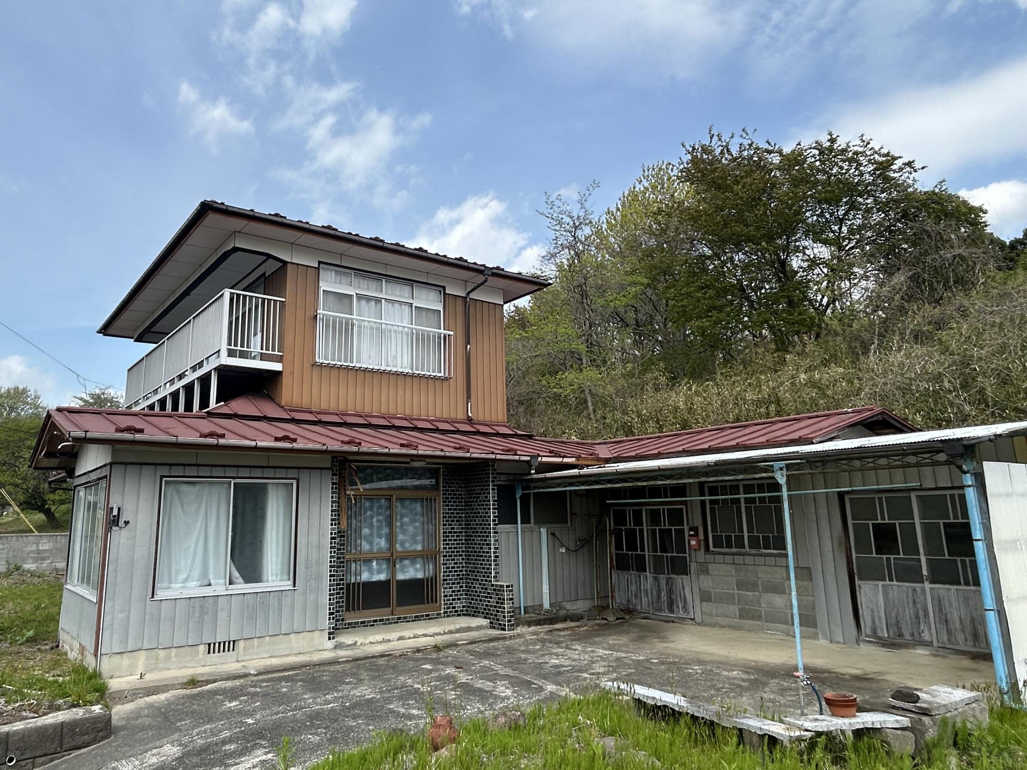 Property #0143 - Within 5 Minutes Walk to Bus Stop